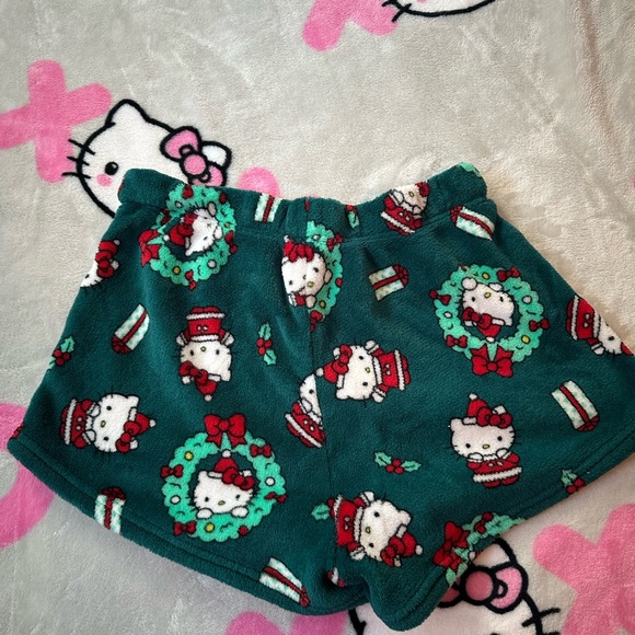 Sanrio hello kitty winter Christmas fuzzy green and red pyjama shorts size small - Picture 3 of 3
